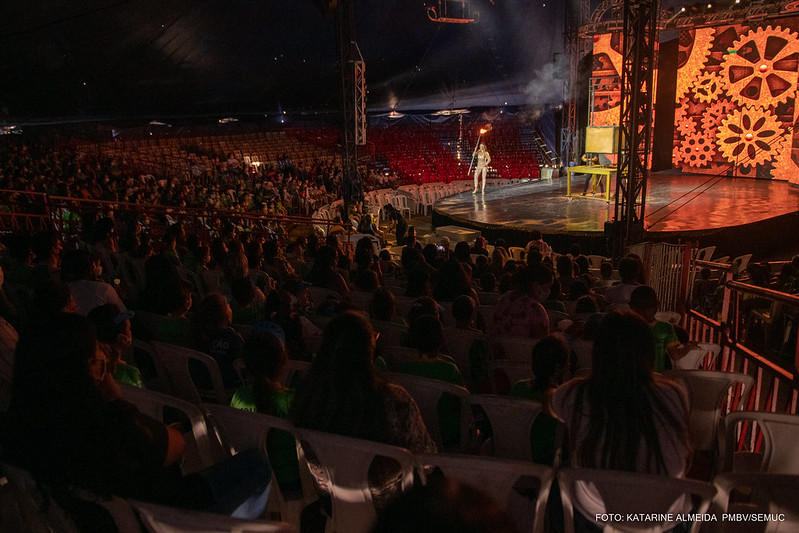 Alunos da rede municipal se encantam e se divertem com espetáculos do circo em Boa Vista
