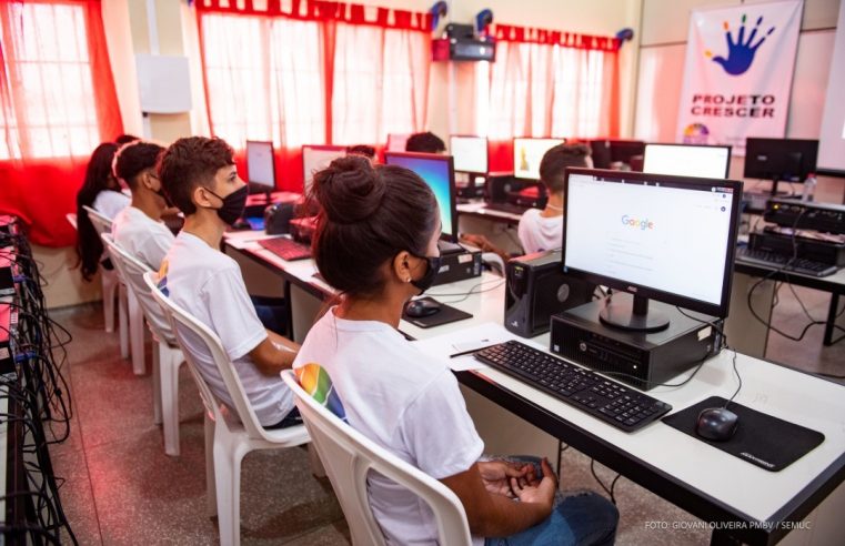 Jovens atendidos pelo projeto ‘Crescer’ aprendem a solicitar emissão de documentos pela internet