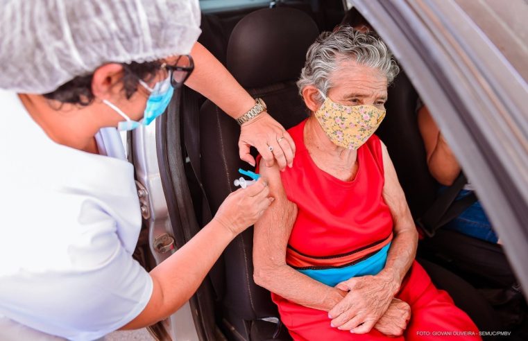 Idosos a partir de 80 anos de idade já podem se vacinar com a segunda dose de reforço