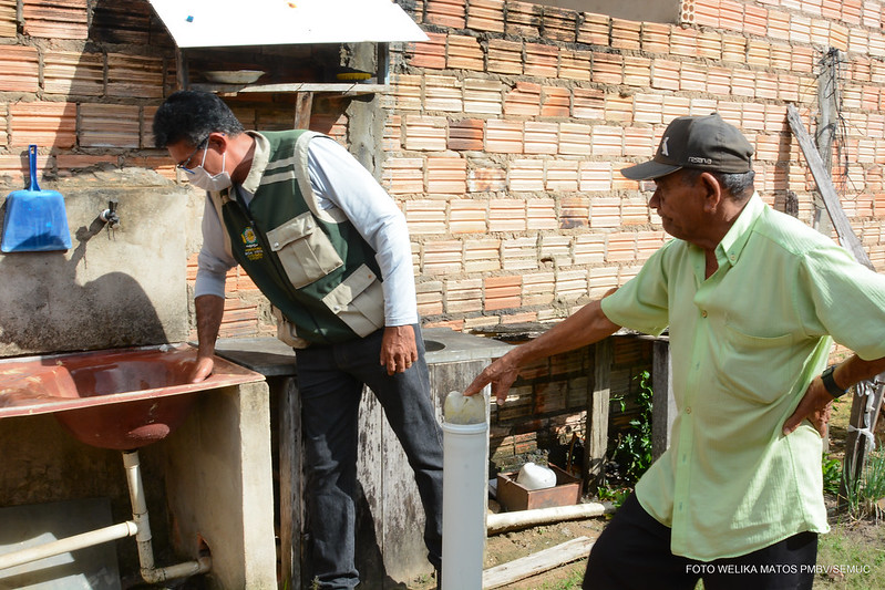 Agentes de endemias orientam moradores a combater o mosquito Aedes Aegypti em Boa Vista