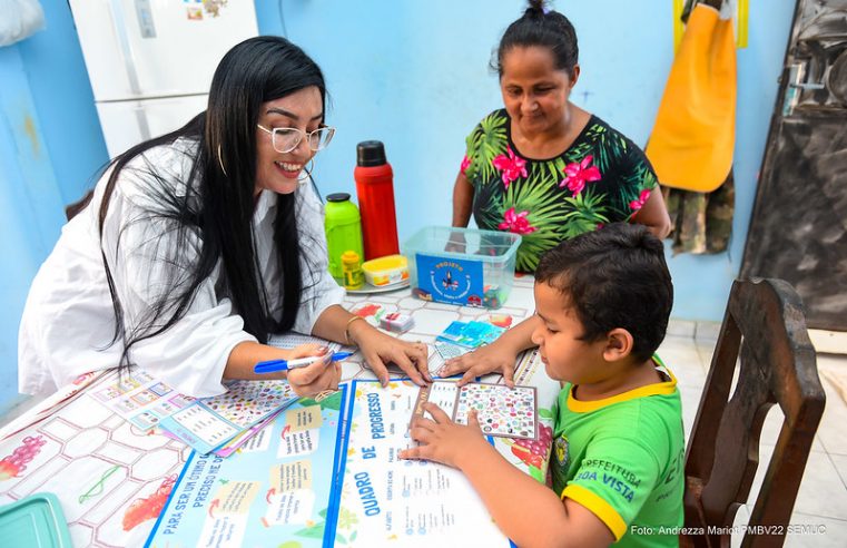 Professora inova ensino levando alfabetização aos alunos de casa em casa