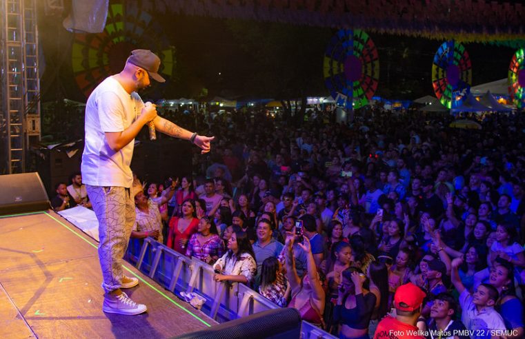 Show nacional do cantor Uendel Pinheiro reúne milhares de pessoas no Boa Vista Junina