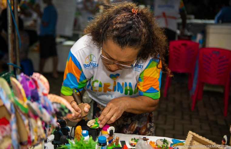 Feirinha de artesanato vende enfeites juninos no Maior Arraial da Amazônia