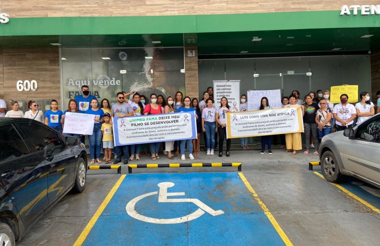 Pais com filhos autistas protestam contra interrupção de terapias por inadimplência da Unimed