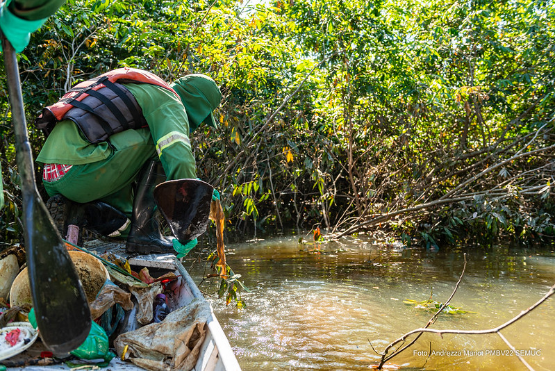 Mais de 600 kg de lixo são retirados todos os dias das margens do rio Branco, balneários e igarapés de Boa Vista