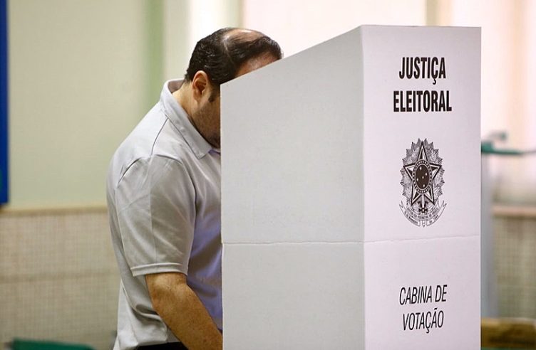 Norma do TSE proíbe celular e arma de fogo em cabine de votação