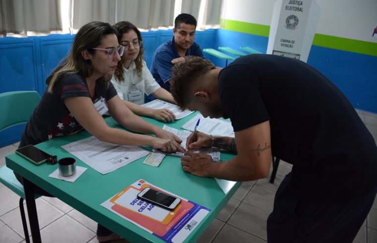 Eleitores sem biometria devem assinar caderno de votação