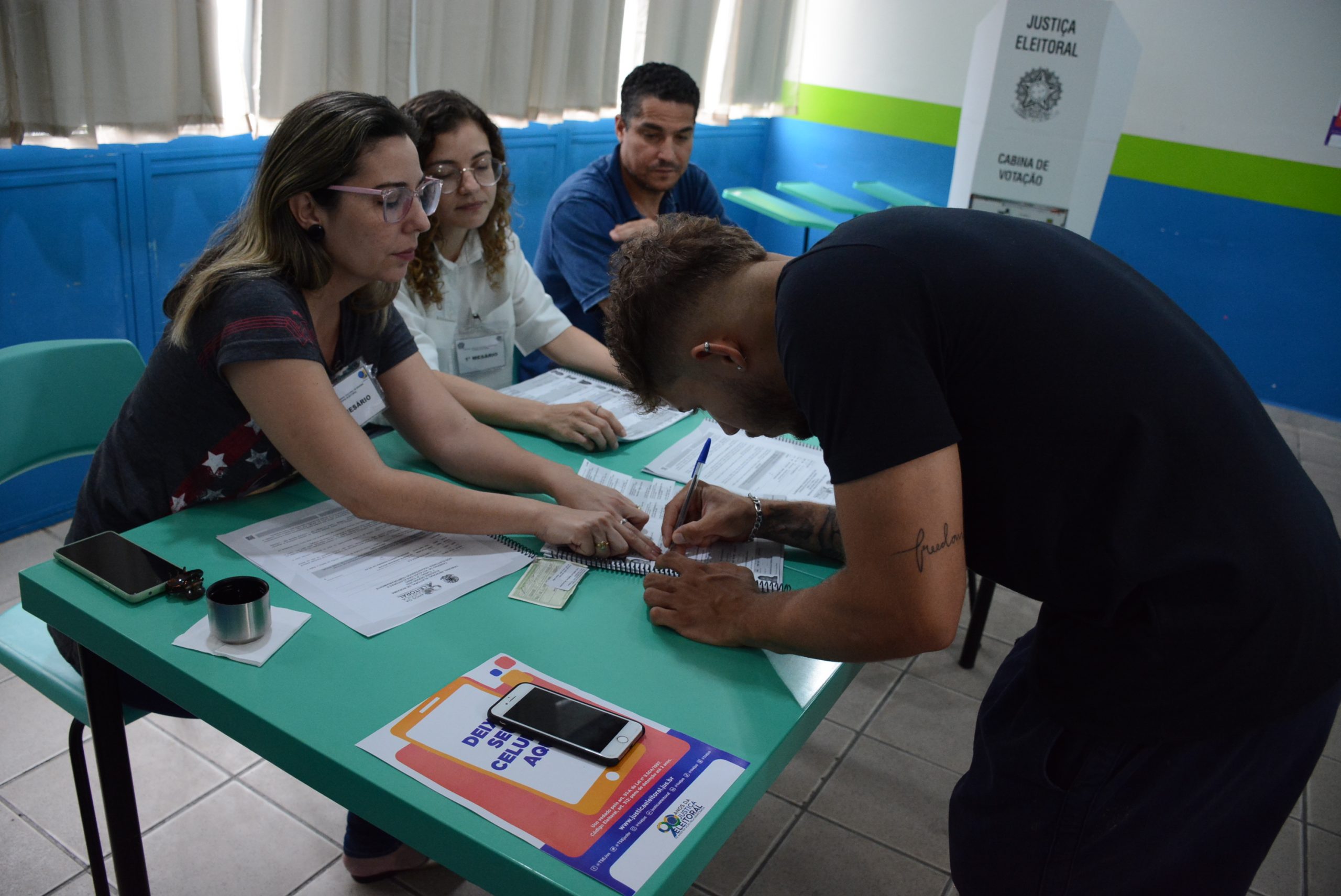 Eleitores sem biometria devem assinar caderno de votação
