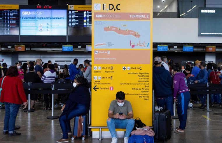 Máscaras em aviões e aeroportos são obrigatórias a partir desta sexta-feira (25)