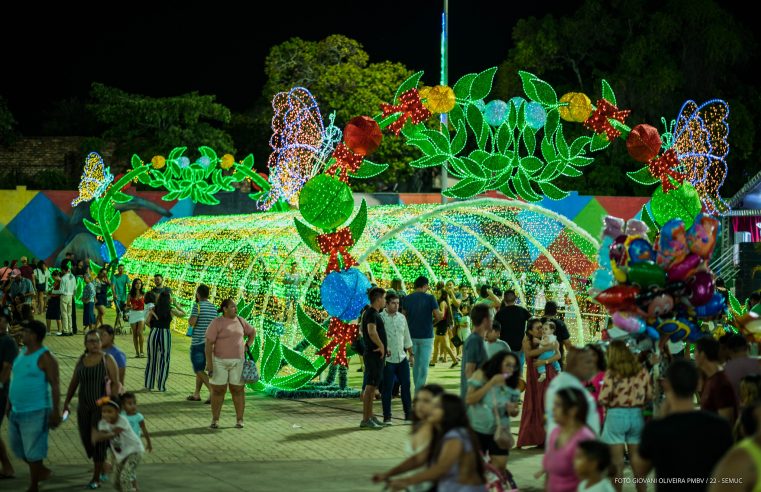 População de Boa Vista se encanta com a decoração natalina em pontos turísticos