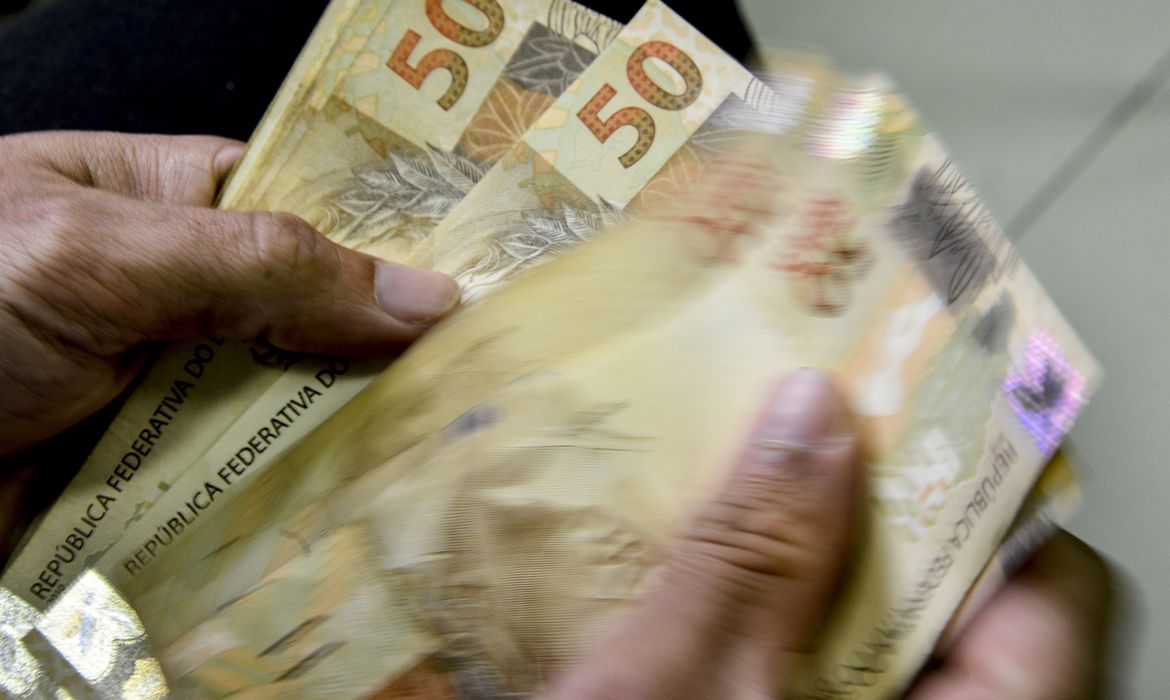 Salário mínimo será R$ 1.320 a partir de maio e faixa de isenção do imposto de renda sobe para R$ 2.640