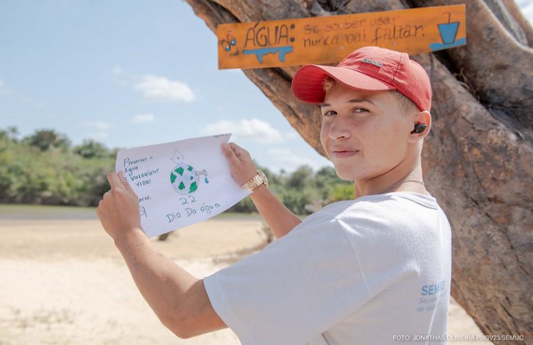 Jovens do Projeto Crescer fazem mutirão de limpeza na Praia do Curupira em Boa Vista