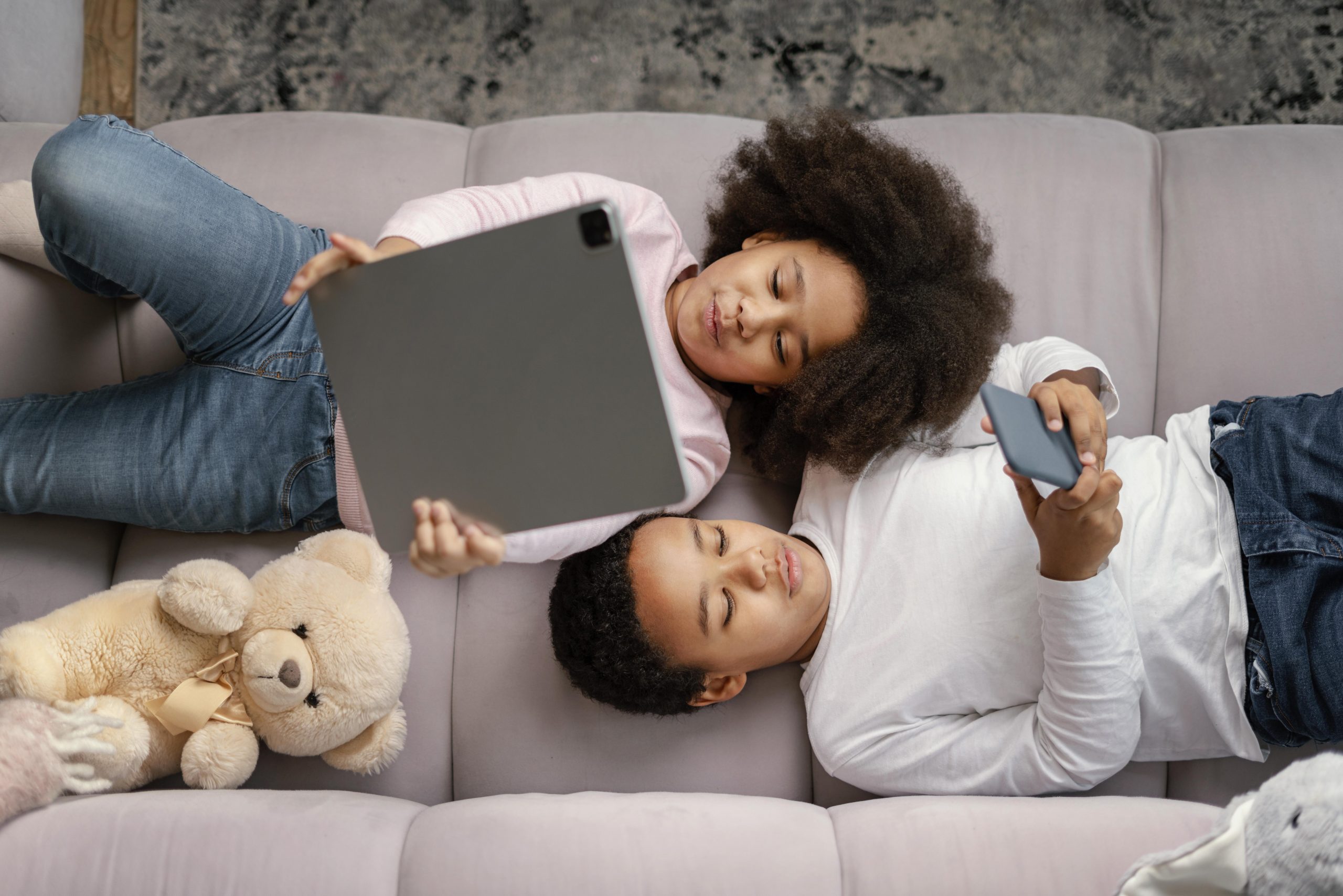 Cartilha da Anatel orienta pais sobre uso seguro da internet por crianças