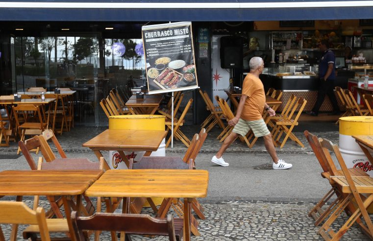 Pesquisa aponta que brasileiros trocaram refeição completa por salgado na hora do almoço