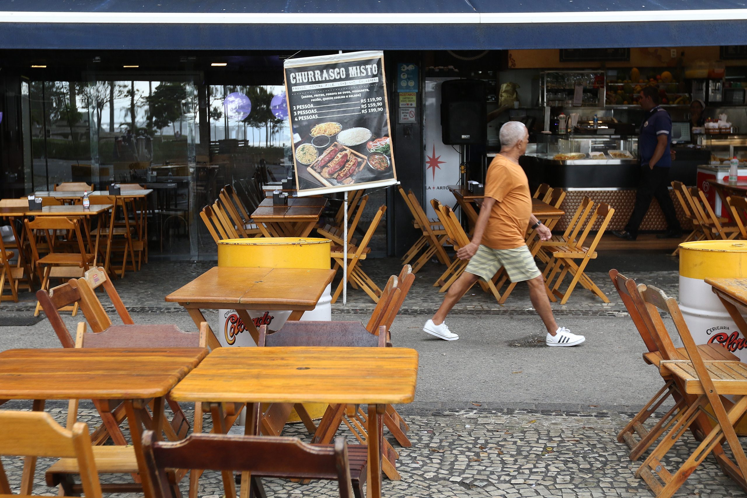 Pesquisa aponta que brasileiros trocaram refeição completa por salgado na hora do almoço