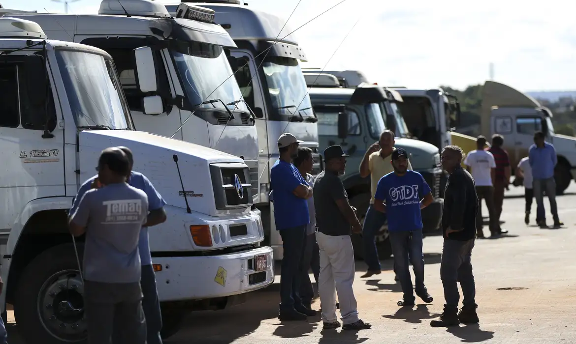 Motoristas das categorias C, D e E têm até 28 de janeiro para regularizar exame toxicológico