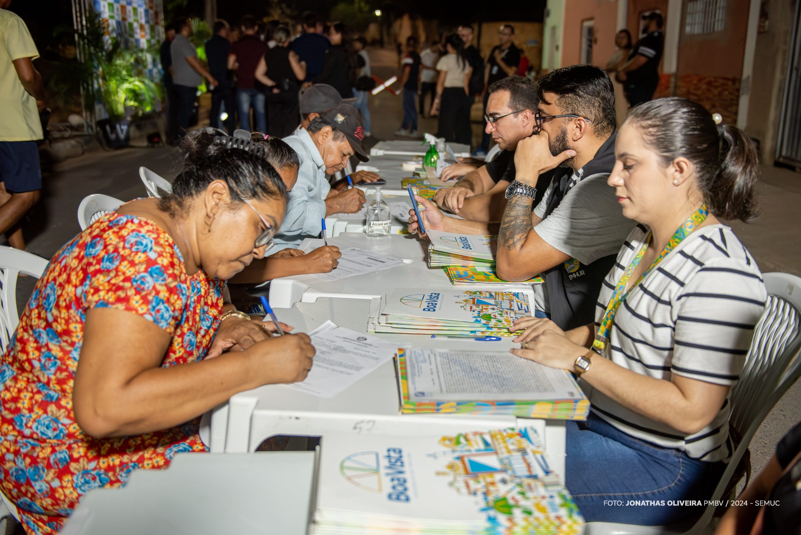 Moradores do Monte das Oliveiras recebem certidões de cadastro imobiliário