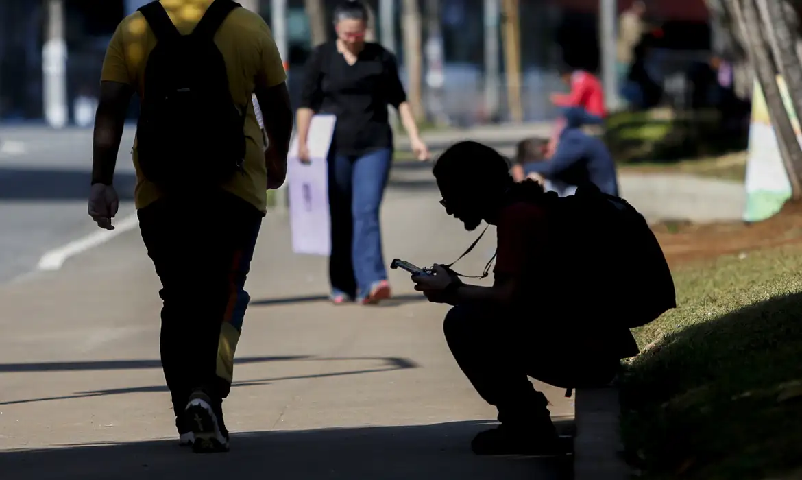 Um em cinco jovens brasileiros de 15 a 29 anos não estuda nem trabalha