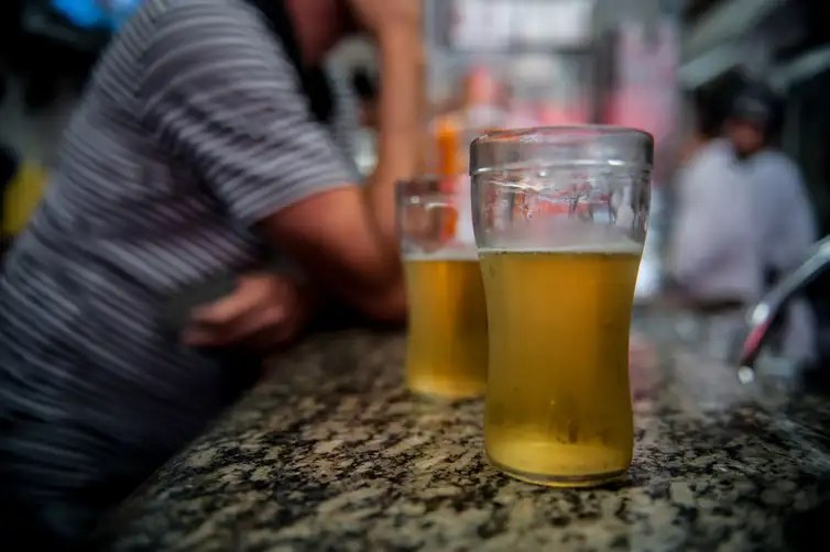 Consumo de álcool causa 12 mortes por hora no Brasil, diz Fiocruz